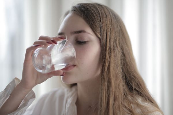 Uống đủ nước giúp giảm viêm họng nhanh hơn